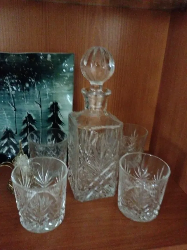 Copas de cristal doradas y transparentes