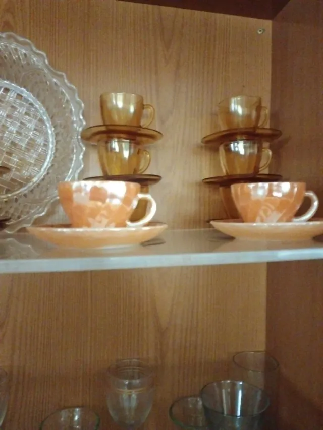 Copas de cristal doradas y transparentes