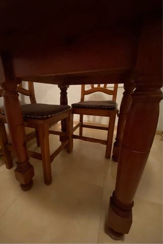 Conjunto mesa redonda y 4 sillas madera