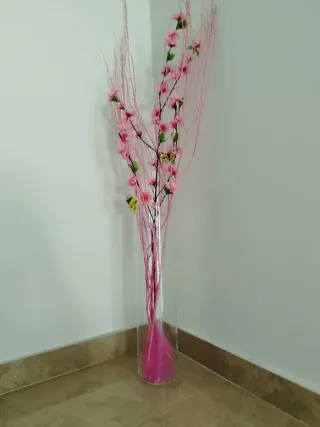 Vaso alto con rami fucsia e farfalle