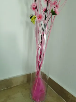 Vaso alto con rami fucsia e farfalle