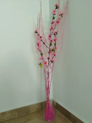 Vaso alto con rami fucsia e farfalle