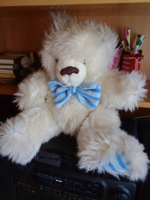 Oso de peluche blanco con pajarita