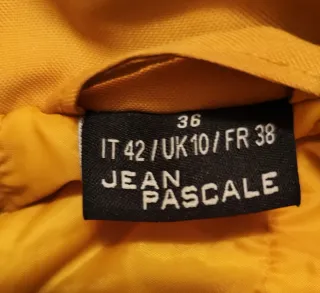 Chaquetón beige con capucha y pelo