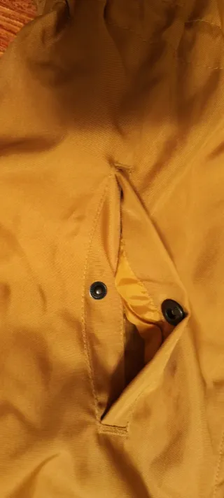 Chaquetón beige con capucha y pelo