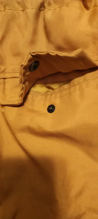 Chaquetón beige con capucha y pelo