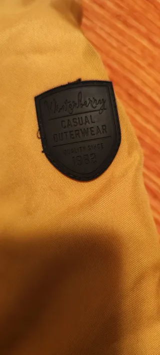 Chaquetón beige con capucha y pelo