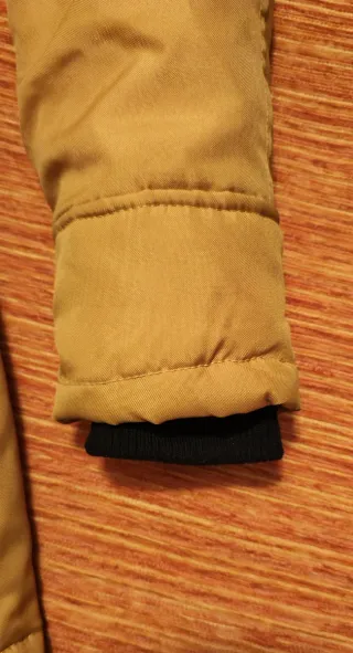 Chaquetón beige con capucha y pelo