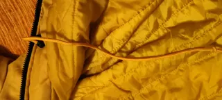 Chaquetón beige con capucha y pelo