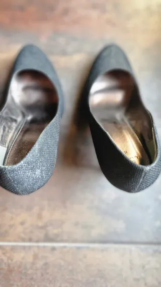 Zapatos de tacón negros brillantes