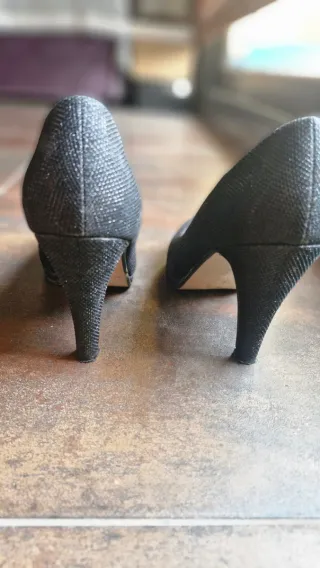 Zapatos de tacón negros brillantes