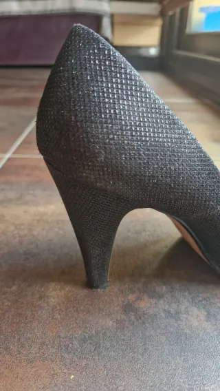 Zapatos de tacón negros brillantes