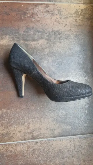 Zapatos de tacón negros brillantes