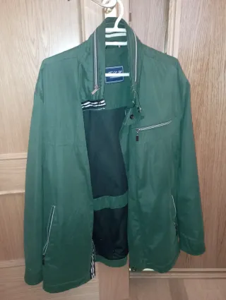 Cazadora fina para hombre.
