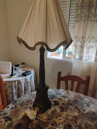 Lámpara de pie dorada y blanca