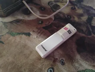 Lámpara de pie dorada y blanca