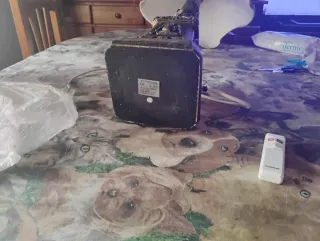 Lámpara de pie dorada y blanca