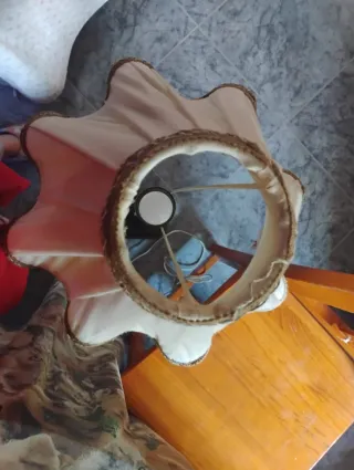 Lámpara de pie dorada y blanca