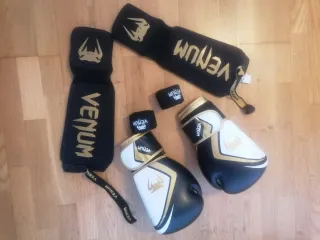 Set Kickboxing Venum Guantes y Tibiales
