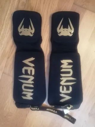 Set Kickboxing Venum Guantes y Tibiales