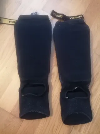 Set Kickboxing Venum Guantes y Tibiales