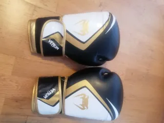 Set Kickboxing Venum Guantes y Tibiales