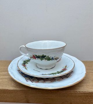 Trio de té de porcelana francesa con borde dorado