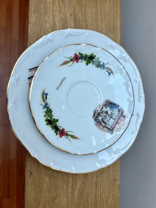 Trio de té de porcelana francesa con borde dorado