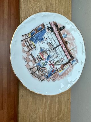 Trio de té de porcelana francesa con borde dorado