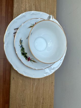 Trio de té de porcelana francesa con borde dorado