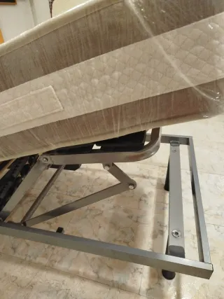 Cama articulada beige y marrón