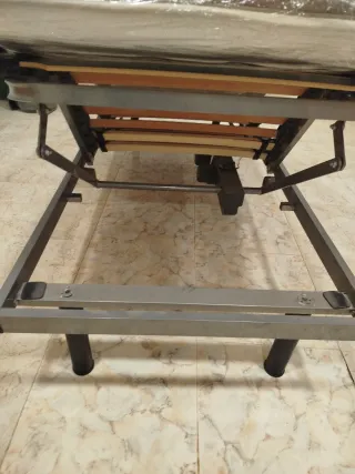 Cama articulada beige y marrón