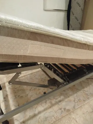 Cama articulada beige y marrón