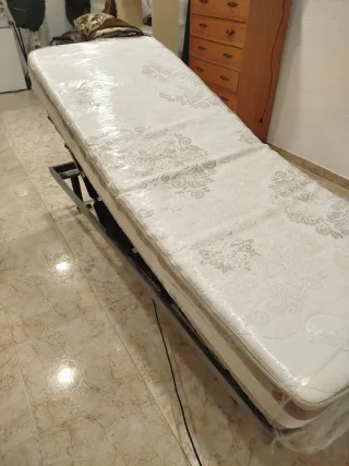 Cama articulada beige y marrón