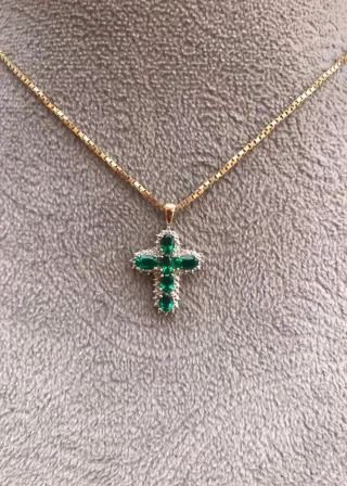 Colgante Cruz Oro dorado 10k Esmeralda y Diamantes
