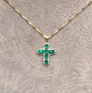 Colgante Cruz Oro dorado 10k Esmeralda y Diamantes
