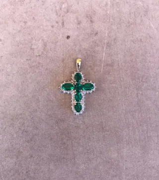 Colgante Cruz Oro dorado 10k Esmeralda y Diamantes
