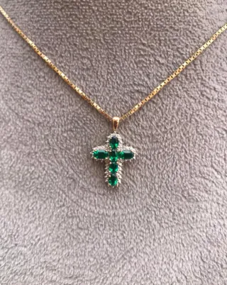 Colgante Cruz Oro dorado 10k Esmeralda y Diamantes