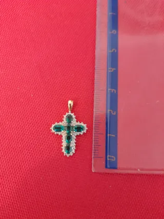 Colgante Cruz Oro dorado 10k Esmeralda y Diamantes