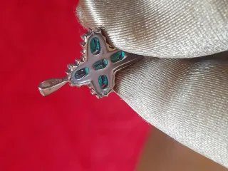 Colgante Cruz Oro dorado 10k Esmeralda y Diamantes