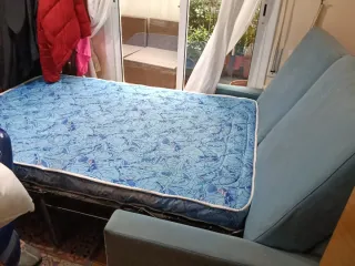 Sofá cama azul vellut con cojines y colchón