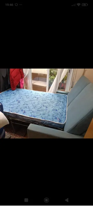 Sofá cama azul vellut con cojines y colchón