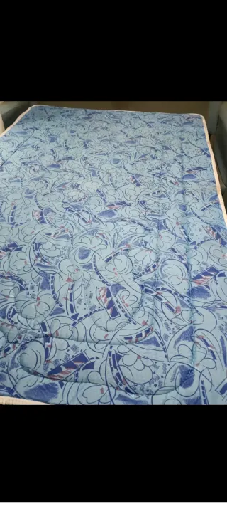 Sofá cama azul vellut con cojines y colchón