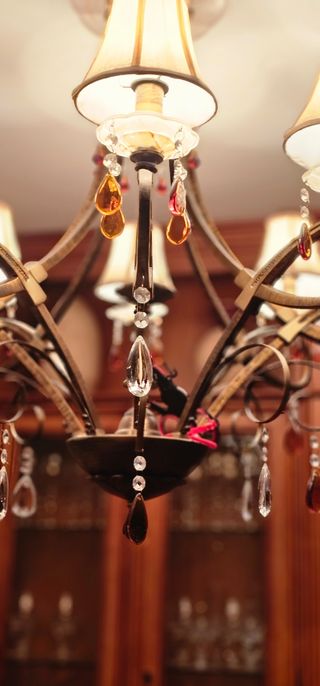 Lámpara de cristal y metal está como nueva.