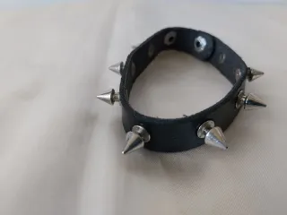 Braccialetto con borchie