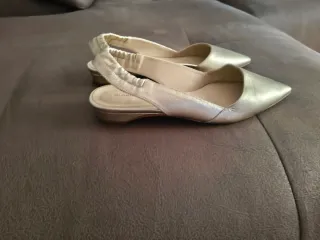 Zapatos planos dorados Gloria Ortiz