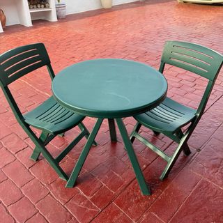 Tavolo rotondo e 2 sedie da giardino