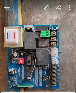 Placa base para puerta de garaje