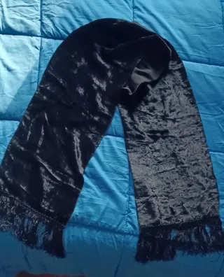 Sciarpa in velluto nero con frange