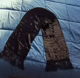 Sciarpa in velluto nero con frange
